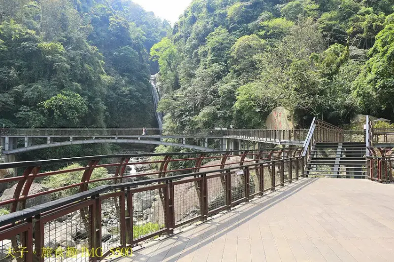 南投瑞龍瀑布園區 空中觀瀑平台 瀑布近在咫尺彷彿觸手可及