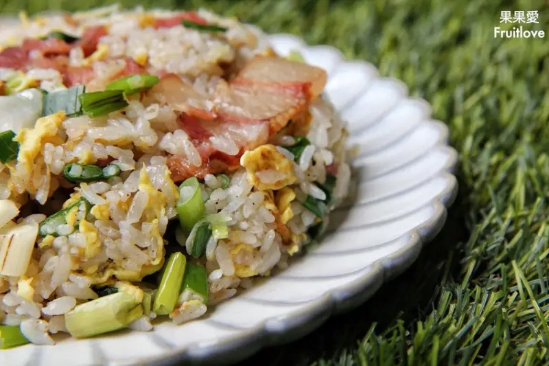 住宅區裡的中式熱炒小吃店，除了炒飯炒麵，還有許多道家常菜可選擇