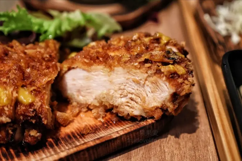 微微台味的丼飯，淋上特製拌飯醬汁超下飯，內用套餐柴魚湯免費續湯