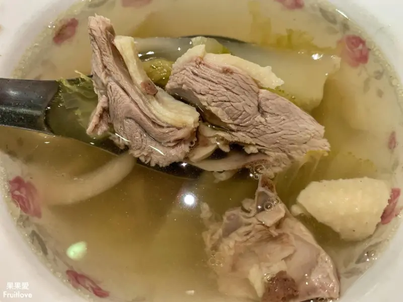 鴨肉鮮嫩，湯頭鹹酸清甜，內用還可以免費續湯