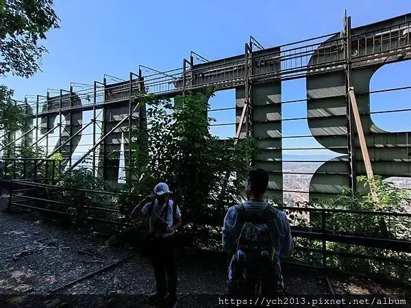 布拉索上山纜車站旁午餐／餐後搭纜車上山賞景 Brasov l