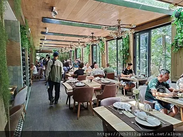 布拉索上山纜車站旁午餐／餐後搭纜車上山賞景 Brasov l