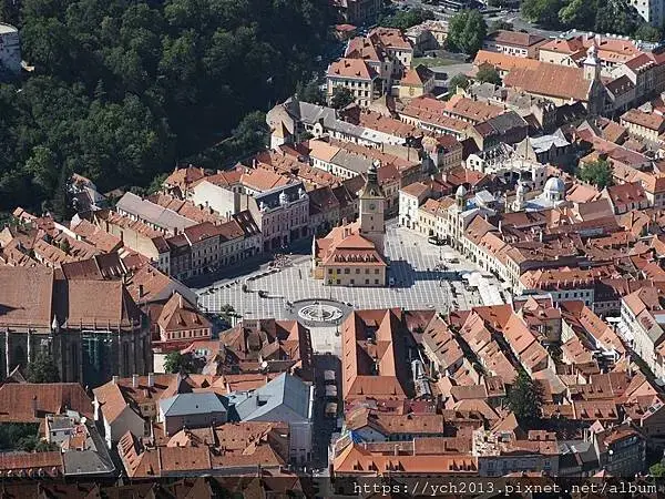 布拉索上山纜車站旁午餐／餐後搭纜車上山賞景 Brasov l