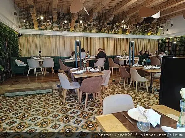 布拉索上山纜車站旁午餐／餐後搭纜車上山賞景 Brasov l