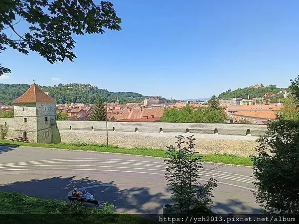 布拉索上山纜車站旁午餐／餐後搭纜車上山賞景 Brasov l