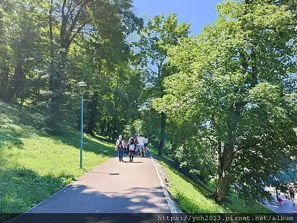 布拉索上山纜車站旁午餐／餐後搭纜車上山賞景 Brasov l