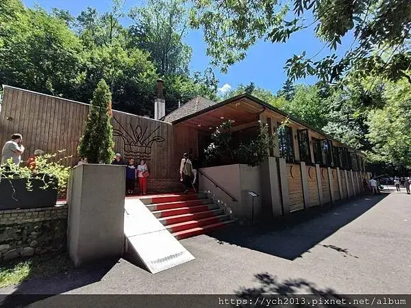 布拉索上山纜車站旁午餐／餐後搭纜車上山賞景 Brasov l