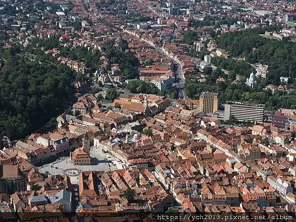 布拉索上山纜車站旁午餐／餐後搭纜車上山賞景 Brasov l
