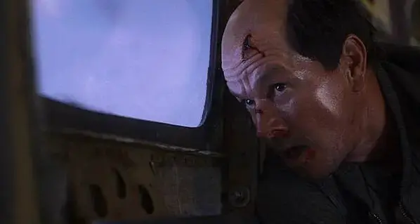 8-失速機劫_Flight Risk_劇照08_馬克華伯格