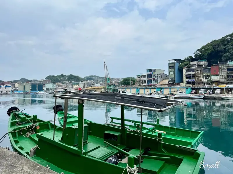 基隆必吃必去｜正濱漁港+台畜熱狗堡公車站+金龍肉羹｜繽紛好拍