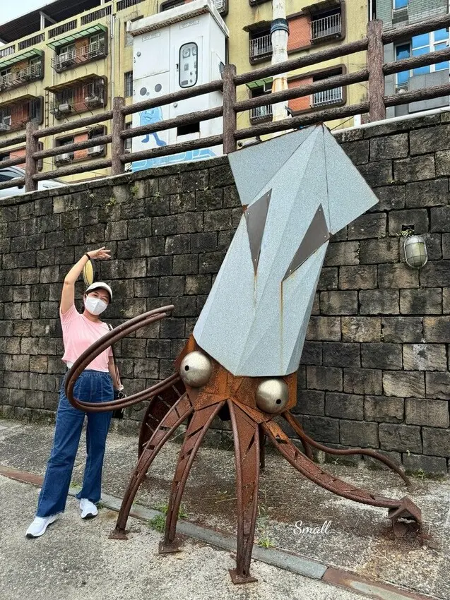 基隆必吃必去｜正濱漁港+台畜熱狗堡公車站+金龍肉羹｜繽紛好拍