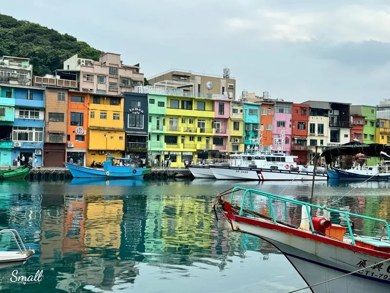 基隆必吃必去｜正濱漁港+台畜熱狗堡公車站+金龍肉羹｜繽紛好拍