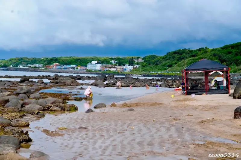 北海岸石門玩水一日遊｜免費探索潮間帶、抓螃蟹親子景點推薦!