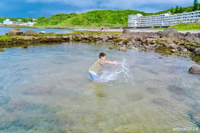北海岸石門玩水一日遊｜免費探索潮間帶、抓螃蟹親子景點推薦!