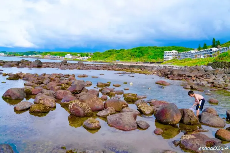北海岸石門玩水一日遊｜免費探索潮間帶、抓螃蟹親子景點推薦!