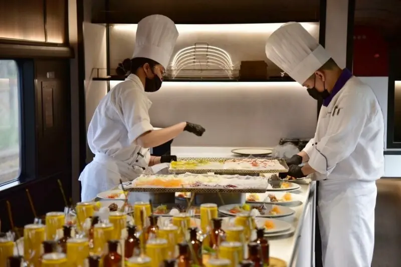 台鐵觀光列車｜雄獅旅遊 鳴日廚房Ｘ君品頤宮米其林三星料理 移