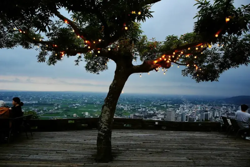 宜蘭必去無敵夜景！空ㄟ農場-宜蘭超人氣夜景餐廳，遠望龜山島、