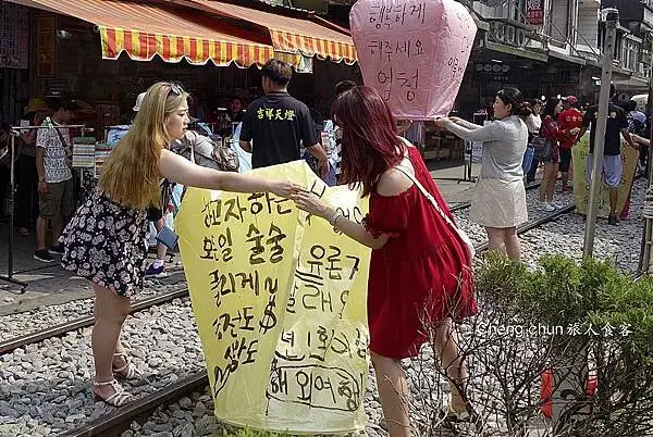 新北市十分半日輕旅，老街放天燈、瀑布公園，百年老店榕樹下米粉