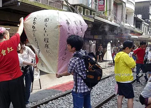 新北市十分半日輕旅，老街放天燈、瀑布公園，百年老店榕樹下米粉