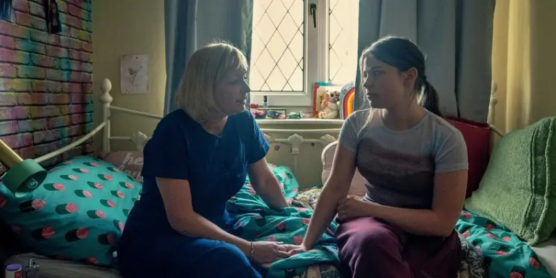 adolescence. (l to r) christine tremarco as manda miller, amélie pease as lisa miller, in adolescence. cr. courtesy of ben blackall/netflix © 2024