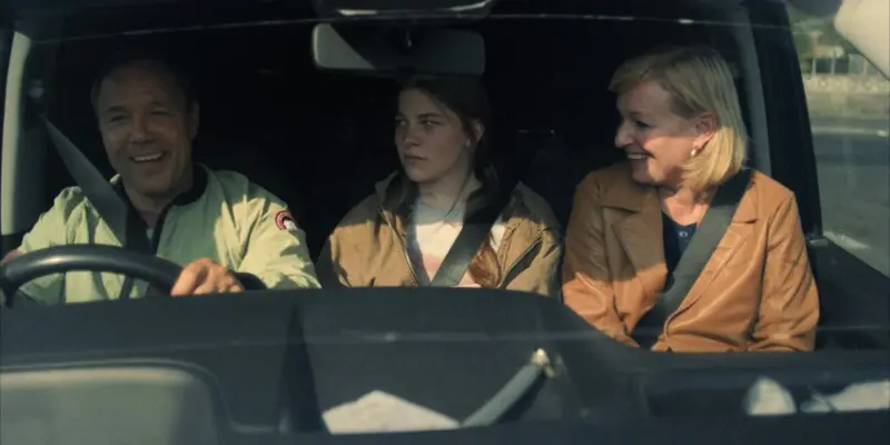 adolescence. (l to r) stephen graham as eddie miller, amelié pease as lisa miller, christine tremarco as manda miller, in adolescence. cr. courtesy of netflix © 2024