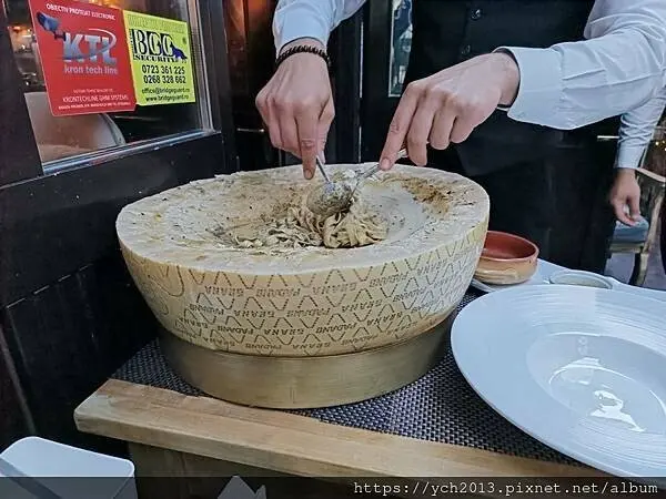 布拉索夫老城內 Casa Hirscher 晚餐,在大塊乳酪