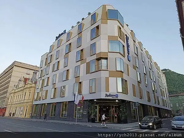 ​Radisson Blu Aurum Hotel前面的公園