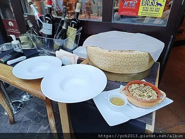 布拉索夫老城內 Casa Hirscher 晚餐,在大塊乳酪