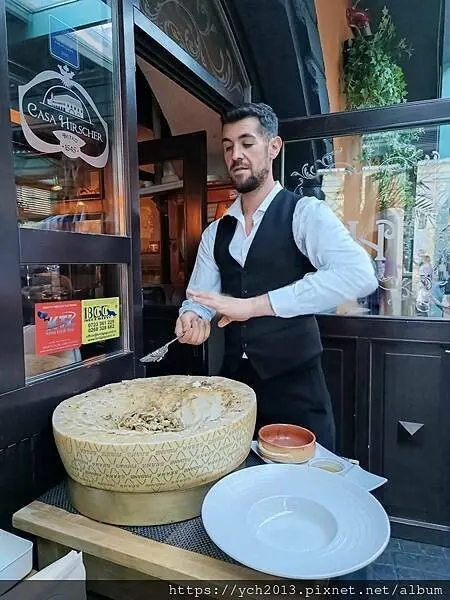 布拉索夫老城內 Casa Hirscher 晚餐,在大塊乳酪