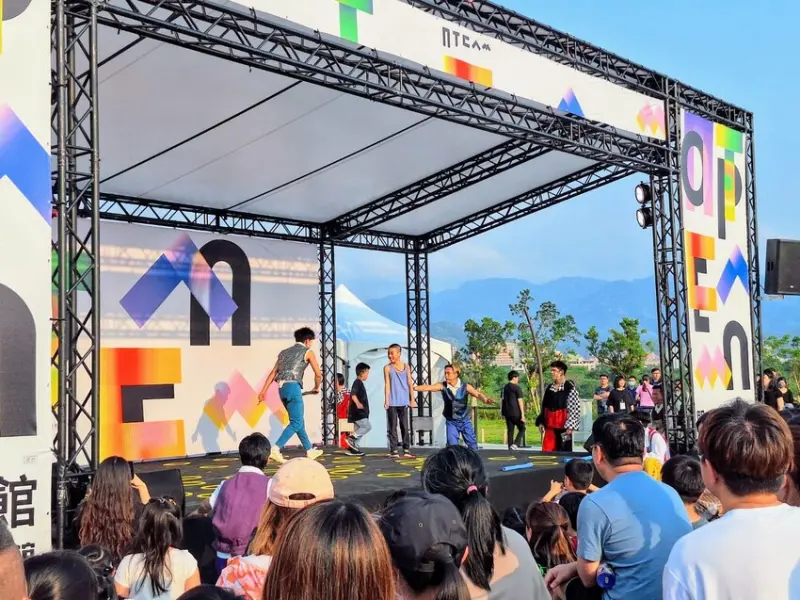 【展覽】「新北市美術館開館」活動、煙火秀、建築光雕秀、市集、