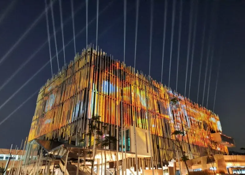 【展覽】「新北市美術館開館」活動、煙火秀、建築光雕秀、市集、