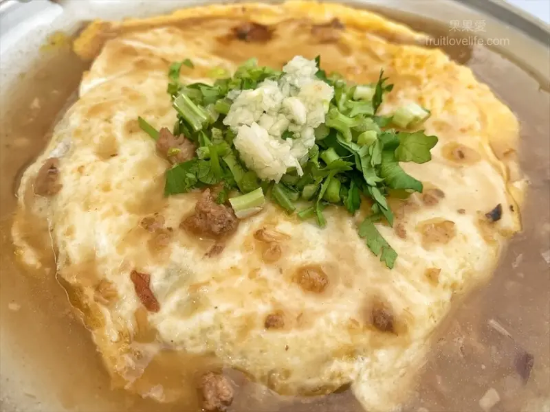 台南美食小吃肉粿在光復新村市場裡也吃的到，還有清爽消暑的鳳梨冰茶