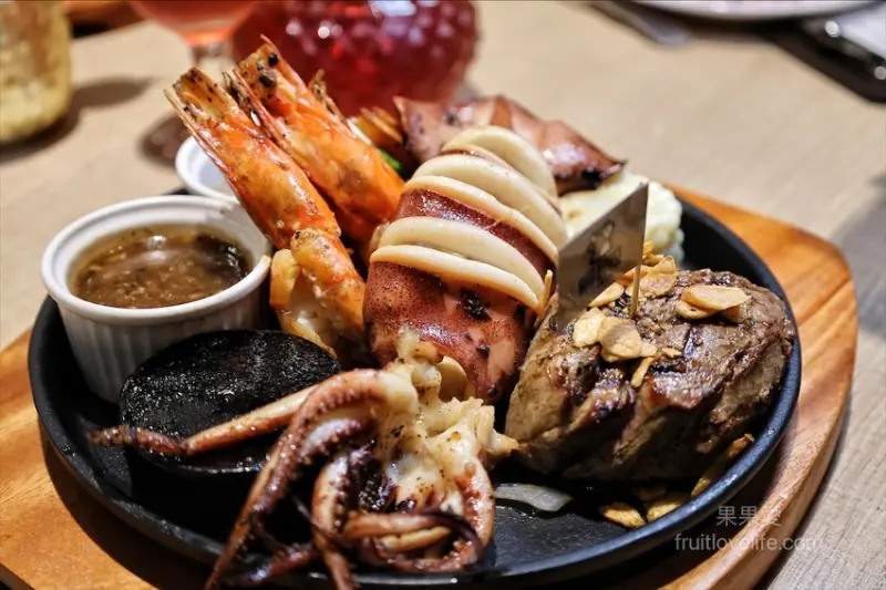 超狂的牛排店，有超豐富的吃到飽自助吧，不要懷疑，連義式手工披薩、越式牛肉河粉都是吃到飽