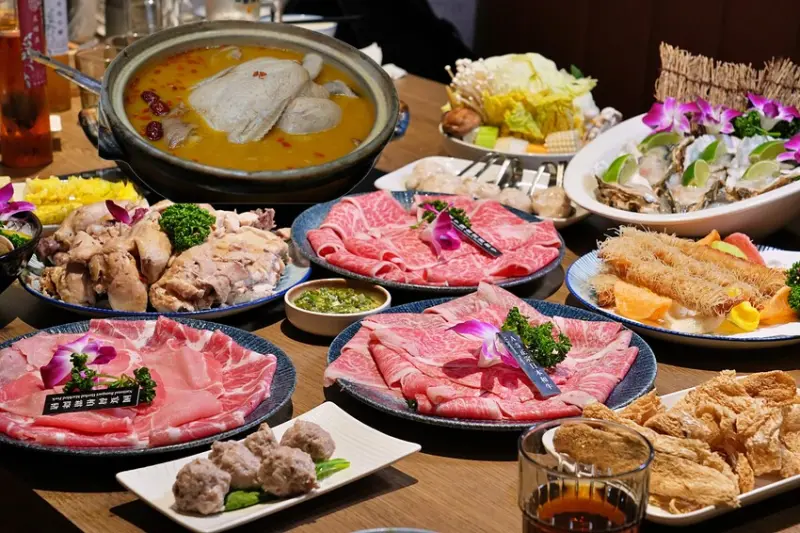 台北市中山區台北中山鍋物｜雞湯界LV『星曜雞湯』推出午間個人獨享套餐，每個月第二週週五還有限定主題夜嗨翻全場