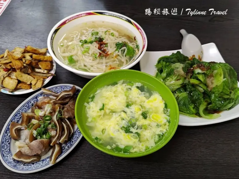 新北市中和區【新北美食】中和卡特牛肉麵，道地平價小吃店 | 分量多怎麼點都好吃 | 榨菜肉絲麵、招牌滷肉飯 | 高CP值銅板美食