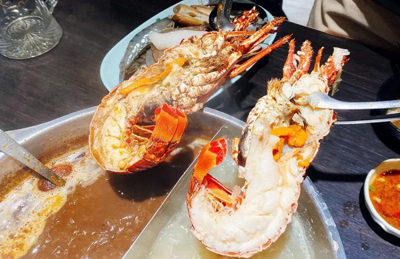 林口火鍋推薦│海鮮控首選【魔椒頂級鴛鴦鍋-林口店】漁港級自助吧，直奔海鮮自由，各式和牛吃到飽；壽星送青龍龍蝦；會員點數送巨無霸鮑魚，外加各式酒類皆暢飲，冰品還是雙品牌頂級冰淇淋～太有料│桃