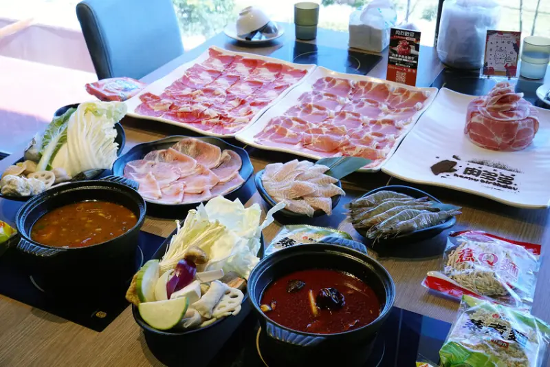 新北市淡水區網路溫度計蟬聯4年冠軍、台灣火鍋第一品牌肉多多的淡水中正店，爆紅的石頭湯竟然在肉多多讓我吃到，難怪已經開了50家直營店