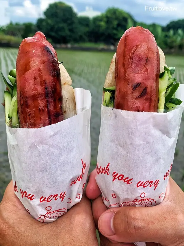 中投公路旁美食小吃，炭烤大腸包小腸，配上自製豆豉菜餔跟小黃瓜，很香很好吃