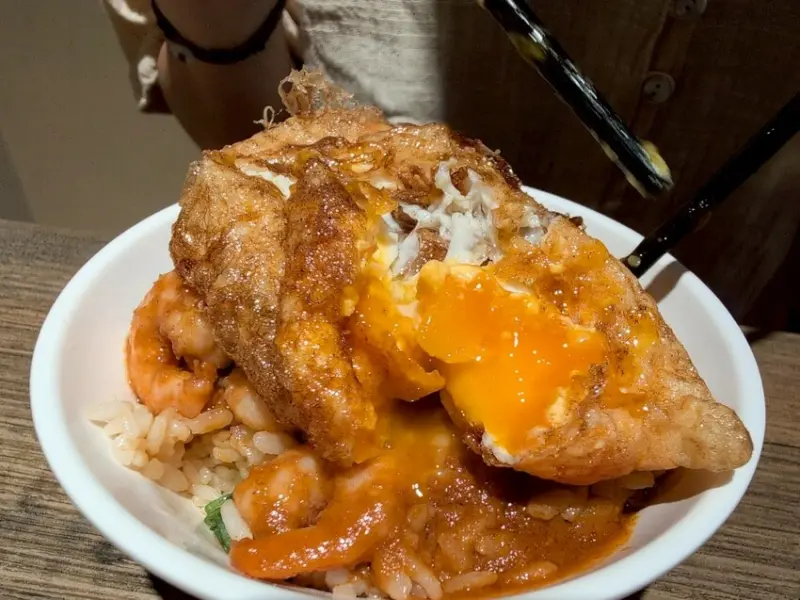 來碗銷魂過癮沾滿蛋液的蝦仁飯吧!北門-蝦仁飯·煲湯