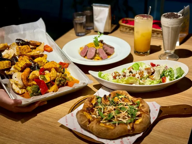 【內湖美食推薦】Vasa 瓦薩美式餐廳2025年度新品上市！超狂海鮮超載水桶餐，必吃櫻花蝦明太子比薩，超值雙人、四人套餐，聚餐約會怎麼點都划算！