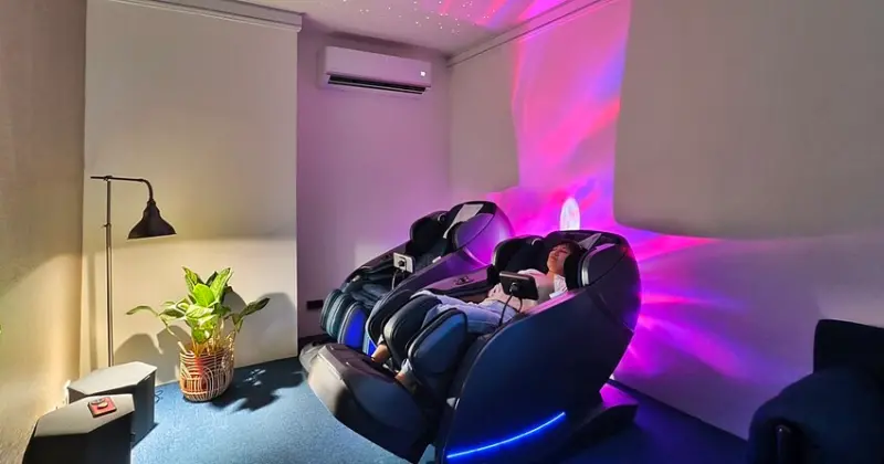 台北市松山區｜23種按摩模式、沉浸星空包廂，全台首間「航空主題」按摩椅咖啡館｜輝葉放空站