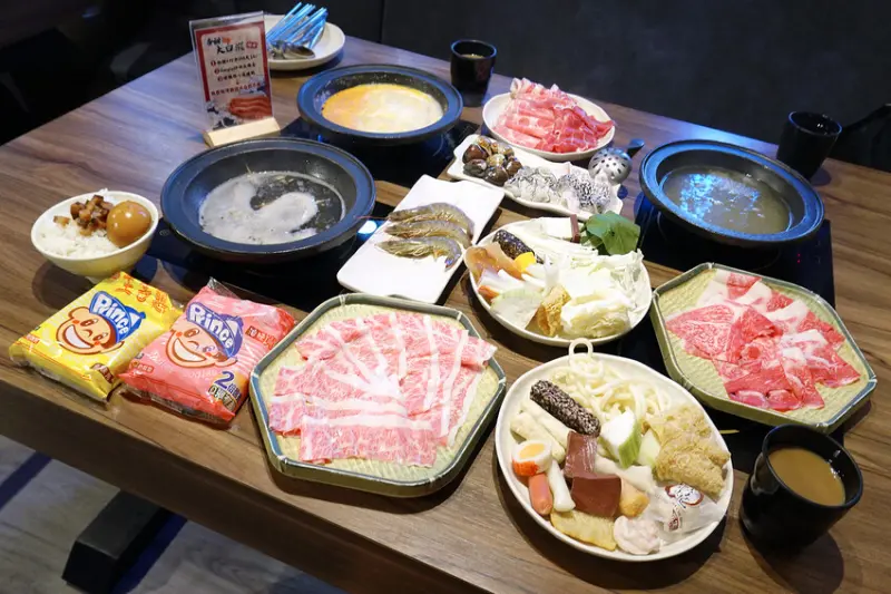 新北市蘆洲區CP值很頂到不可思議的石頭火鍋，這家涮飽飽太犯規！只要399就能吃石頭火鍋、超狂自助吧跟毛小孩餐點