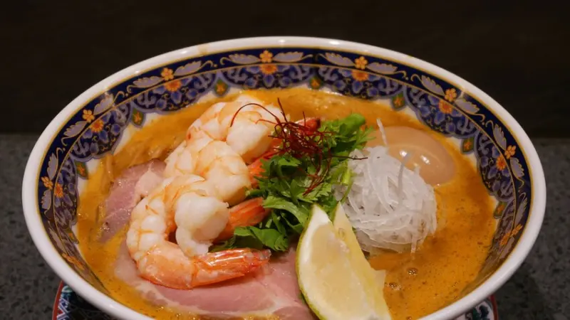 台中市中區麵屋海鳴-鄰近台中火車站的蝦湯拉麵，推薦濃厚海老、馬薩拉海老，拉麵皆可免費加麵、加飯一次(*≧ω≦)