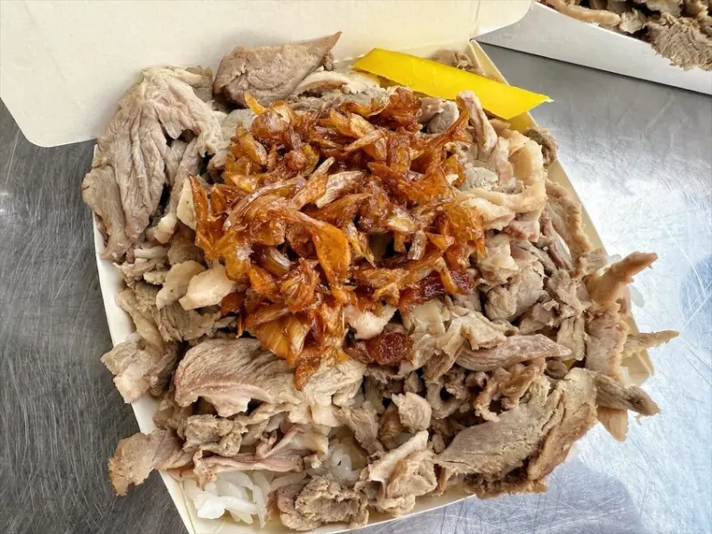 鴨肉飯有著滿滿的鴨肉量，菜尾湯有著辦桌好味道，好吃到會粿來買