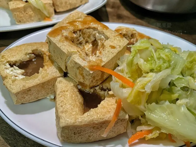 臭豆腐金黃酥脆，麵線有濃郁的柴魚香，飲料免費喝到飽