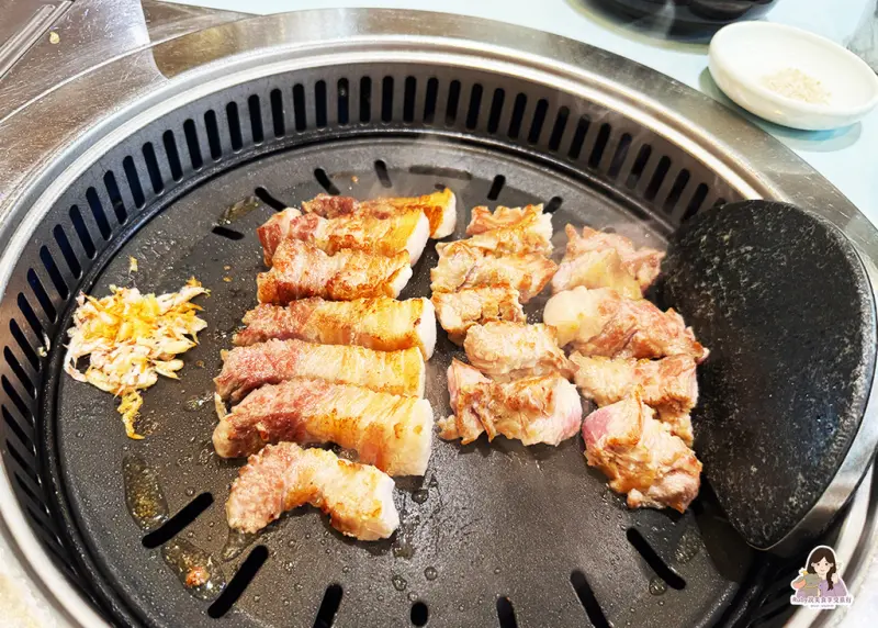 【釜山西面美食】味贊王鹽烤肉西面店，3.5 公分厚切五花肉油