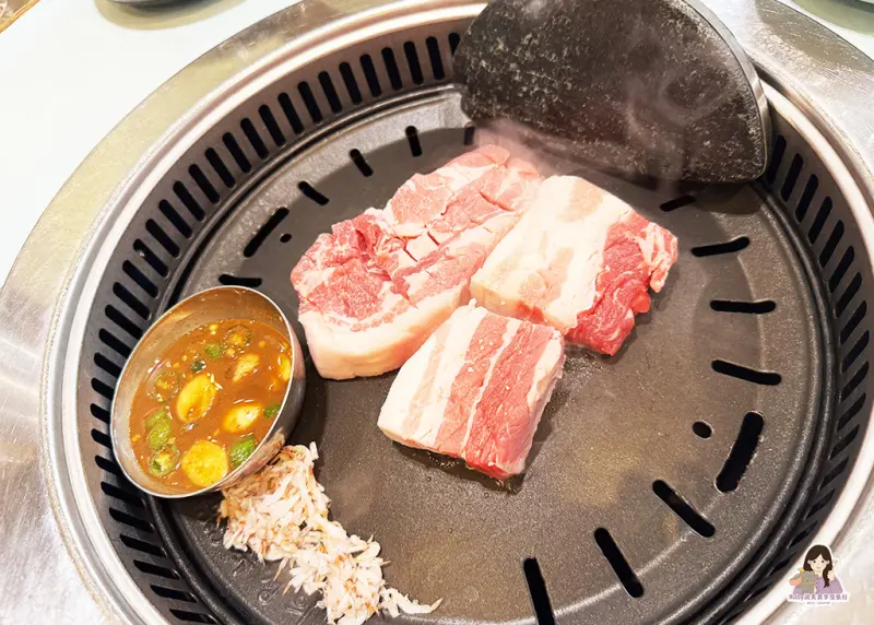 【釜山西面美食】味贊王鹽烤肉西面店，3.5 公分厚切五花肉油