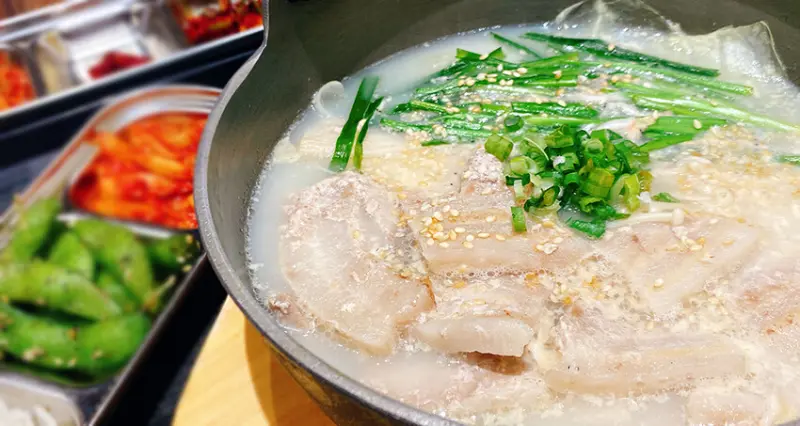 台北信義商圈美食A13美食地下街【SAIKABO小廚】처가방 韓國旬彩料理-信義店，釜山豬肉湯原湯熬煮鮮味非凡，選用日本皇家御用泡菜真心夠味，海鮮煎餅、鐵板牛肉~推薦│台北韓式料理推薦