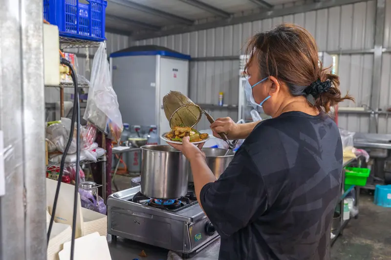 幸福麵館｜超便宜嘉義美食推薦，激推必吃秘醬滷味、特製麵條、比臉大雞排，2025嘉義人氣小吃推薦，太保宵夜美食推薦
