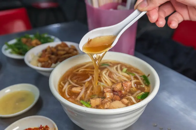 幸福麵館｜超便宜嘉義美食推薦，激推必吃秘醬滷味、特製麵條、比臉大雞排，2025嘉義人氣小吃推薦，太保宵夜美食推薦